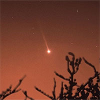 Đuôi sao chổi khổng lồ của sao Thủy khi nó tiến sát Mặt trời như thế nào?