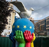 EU tặng tiền thưởng Nobel cho trẻ em vùng chiến