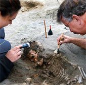Giải mã bí ẩn 42 bộ xương trẻ em chôn cùng lạc đà không bướu ở Peru