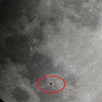 Giải mã vật thể lạ bay ngang qua Mặt Trăng giữa nguyệt thực