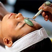 Gua Sha - Phương pháp massage mặt bằng đá quý