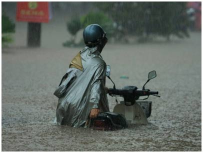 Hà Nội hứng chịu trận mưa lớn nhất trong 35 năm