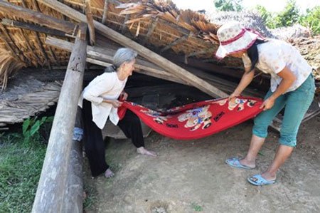 Hà Tĩnh: Lốc xoáy tàn phá hàng trăm ngôi nhà
