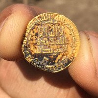 Hai nữ sinh tìm ra đồng xu 1200 tuổi