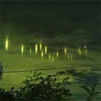 Hàng loạt cột sáng lơ lửng trên bầu trời Philippines