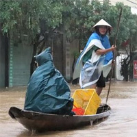Hàng nghìn ngôi nhà ở miền Trung bị ngập, học sinh nghỉ học do mưa lũ