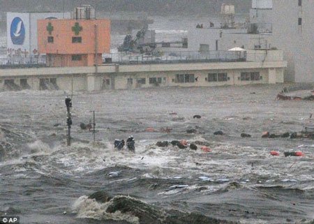 Hình ảnh mới về khoảnh khắc sóng thần ập đến Nhật