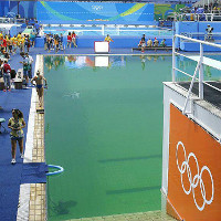Hồ bơi Olympic vẫn xanh rì và giờ bắt đầu bốc mùi thối