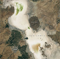 Hồ nước lớn nhất Trung Đông biến thành bãi muối
