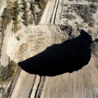 Hố sụt bí ẩn khổng lồ bất ngờ xuất hiện gần mỏ đồng ở Chile