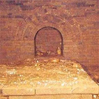 Khai quật được ngôi mộ vỏn vẹn 31m2 nhưng vàng ở đâu cũng có