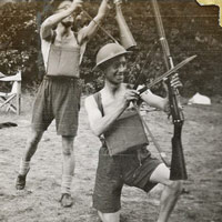 Khoảnh khắc vui vẻ của binh sĩ trên chiến trường hơn 80 năm trước