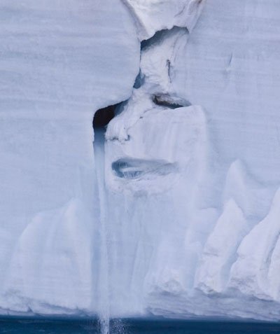 Khuôn mặt người khóc trên khối băng
