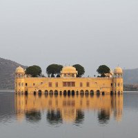 Kiến trúc độc đáo của cung điện nửa chìm nửa nổi trên mặt hồ