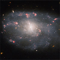 Kính Hubble chụp ảnh thiên hà vô định hình