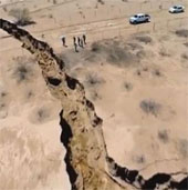 Kinh ngạc mặt đất bỗng nứt toác ở Mexico