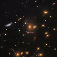 Kính viễn vọng Hubble phát hiện “bộ mặt cười ma quái” giữa vũ trụ