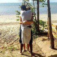 Lại tranh cãi về bức ảnh cặp đôi ôm nhau trên bãi biển