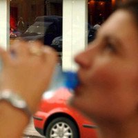 Lái xe khi khát nước nguy hiểm ngang uống rượu bia?