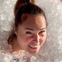 Lần đầu tiên trên thế giới có kỷ lục ngâm mình trong đá lạnh ở nữ giới