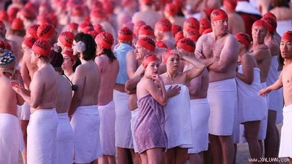 Lễ hội tắm khỏa thân ở Australia để tiễn biệt đêm dài nhất năm