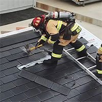 Lính cứu hỏa cũng phải ngả mũ vì độ bền mái ngói năng lượng mặt trời của Tesla