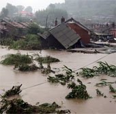 Lũ lụt hoành hành khắp Trung Quốc, 105 người chết