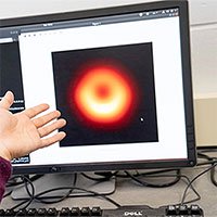Lý do 200 nhà nghiên cứu mất hai năm để chụp ảnh hố đen
