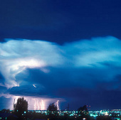 Mây bão chứa cả “rừng” vi khuẩn