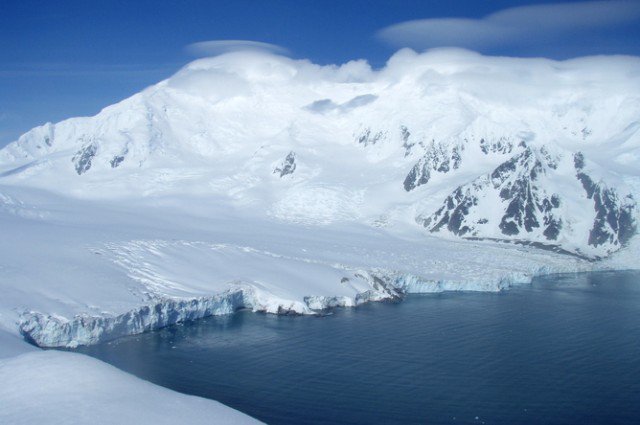 Một lượng băng 300km khối đột ngột tan chảy ở vùng bán đảo Nam Cực