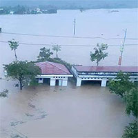 Mưa lớn kéo dài, gần 60.000 ngôi nhà ở miền Trung ngập sâu trong nước