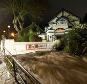 Mưa lớn ở Anh, 800 ngôi nhà bị ngập