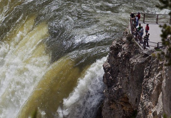 Mỹ: dầu rò rỉ dài 40km trên sông