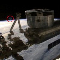 NASA bị tố dừng video trực tiếp để che đậy hình ảnh UFO