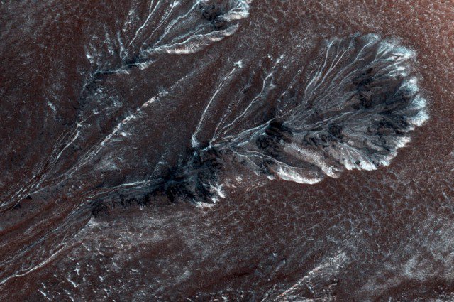 NASA phát hiện thung lũng băng giá trên hành tinh đỏ