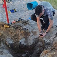 Nghịch cát, bé tiểu học phát hiện mộ cổ 2.000 năm có thể đầy vàng