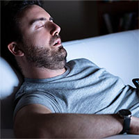 Nghiên cứu gây sốc: Ngủ gật khi xem tivi có thể gây… tử vong sớm