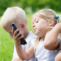 Nghiên cứu mới: Trẻ thiếu tập trung do xem điện thoại quá nhiều