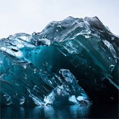 Ngỡ ngàng trước tảng băng trôi có màu xanh tuyệt đẹp