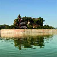 Ngôi đền 12 tầng không hề dùng đinh, nằm hiên ngang giữa sông cả trăm năm
