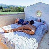 Ngôi nhà độc đáo: Nóc nhà có thể mở toang và nằm giường ngủ để ngắm sao trời