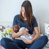 Người chuyển giới nữ đầu tiên trên thế giới nuôi con bằng sữa mẹ