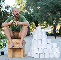 Người đàn ông dùng lá cây thay giấy vệ sinh để bảo vệ môi trường