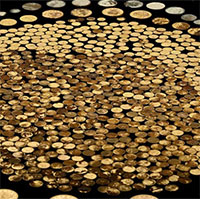Người đàn ông may mắn đào trúng 700 đồng tiền cổ bằng vàng và bạc trên cánh đồng