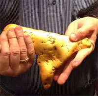 Người đàn ông tìm thấy cục vàng khổng lồ nặng 5,5kg có hình dáng kỳ lạ