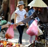 Người Hà Nội thờ ơ với việc hạn chế dùng túi nilon