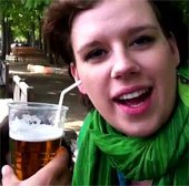 Người phụ nữ uống bia bằng tai
