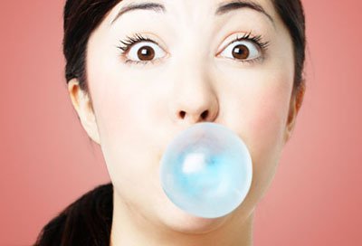 Nhai kẹo cao su quá 10 phút ảnh hưởng không tốt cho răng và dạ dày