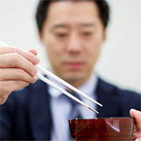 Nhật Bản chế tạo đũa điện tử giúp thức ăn mặn gấp 1,5 lần