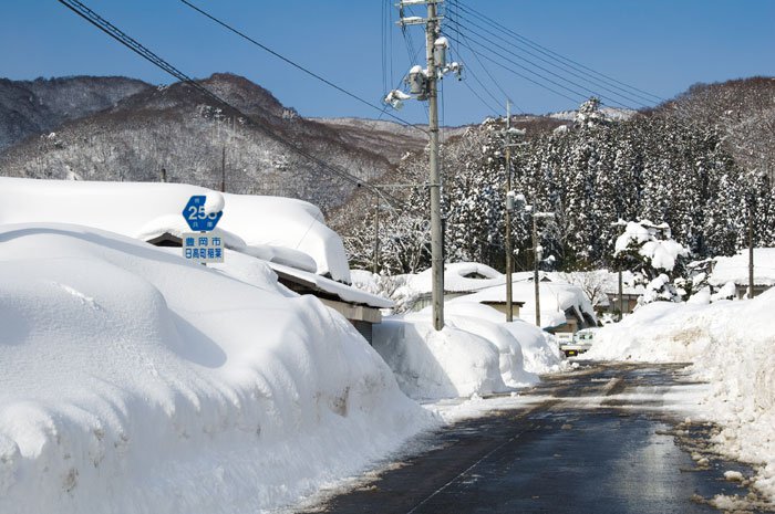 Nhật Bản đối mặt với tuyết rơi dày đặc và bão tuyết